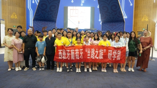 西安中亚馆编钟奏响《东方红》 欧洲学子感受中国文化精髓
